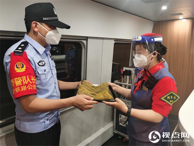 浓情端午送清凉暖警心 延安乘警尽全力保平安