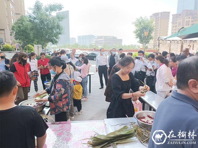 榆阳区沙河办阳光城社区开展端午节包粽子比赛