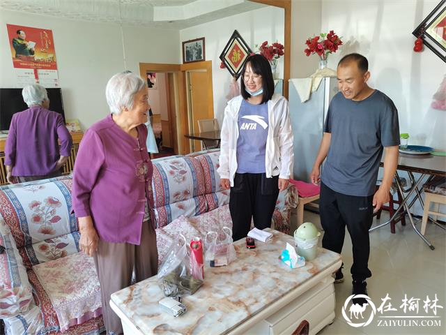 榆阳区驼峰办兴中路社区开展“粽香迎端午，粽情助创文”主题活动