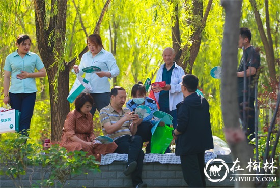 府谷公安:送您一把反诈扇 防诈知识记心间