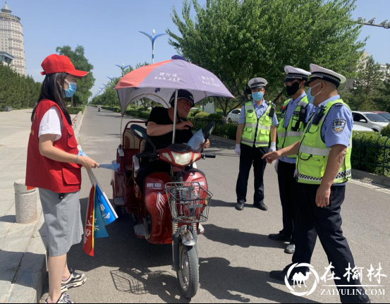 榆林公安高新交警大队党支部联合寄递事业部第一党支部开展“文明榆林 你我同行”主题党日宣传活动