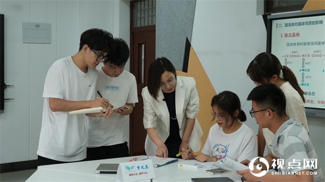 陕西科技大学材料科学与工程学院林营教授在开展小组合作式教学
