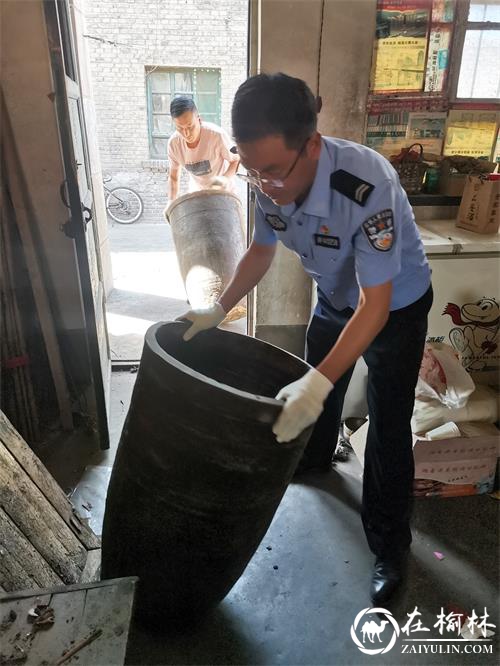 府谷县公安局巡特警大队党员民警“双报到”暖心服务进社区