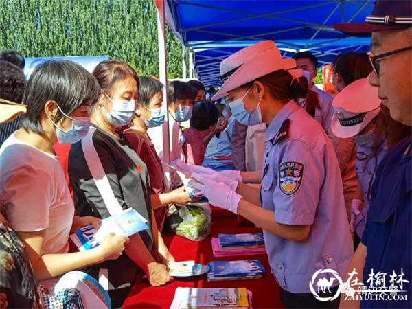 靖边县公安局交警大队开展“安全生产月”宣传咨询日活动