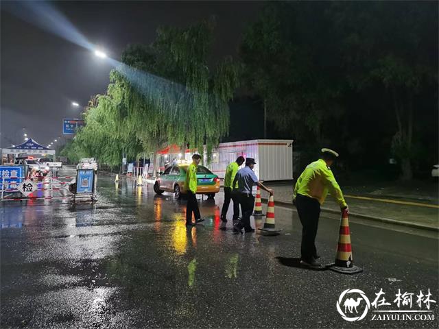 靖边：强降雨来袭  交警坚守保畅通