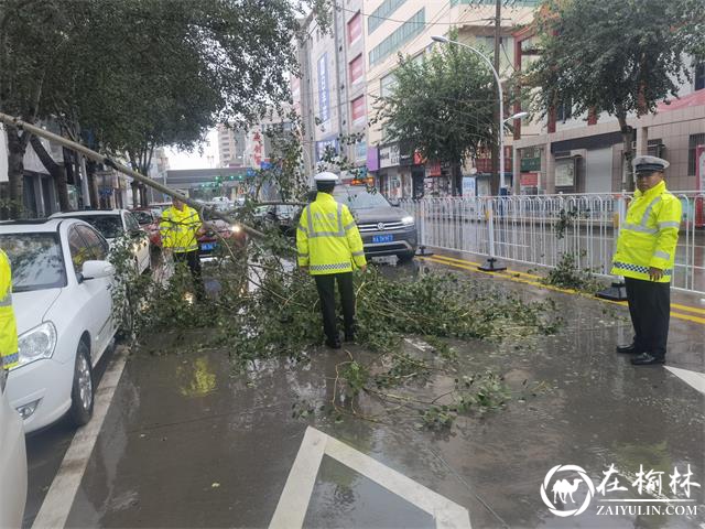 靖边：强降雨来袭  交警坚守保畅通