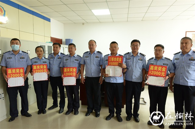 靖边县公安局开展“表彰奖励到一线”送奖活动