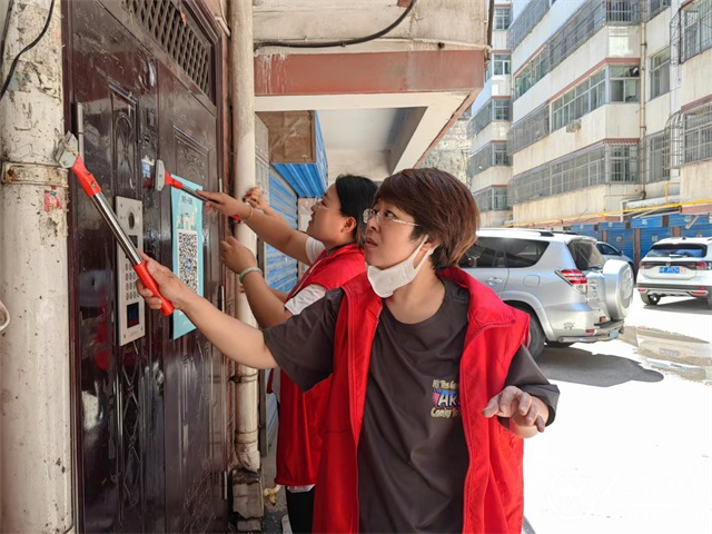 府谷县富昌路便民服务中心东路社区开展助力文明城市创建志愿服务活动