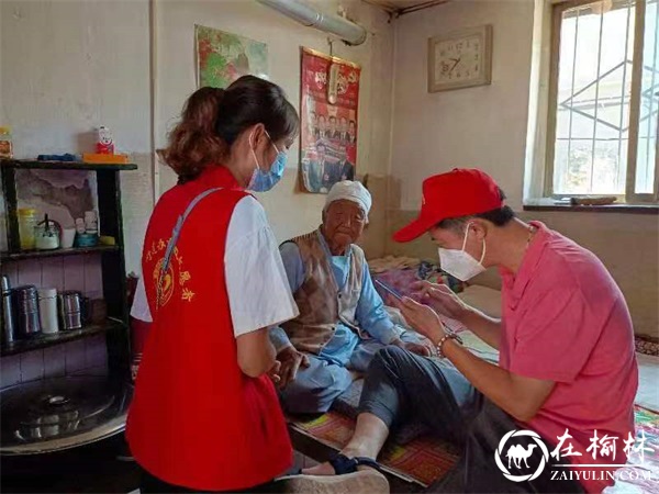 榆阳区鼓楼街道普惠泉社区：高龄复审服务上门 便民服务情暖夕阳