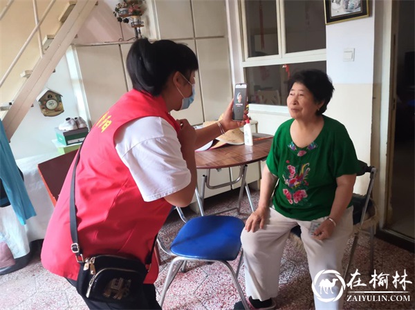 榆阳区鼓楼街道普惠泉社区：高龄复审服务上门 便民服务情暖夕阳