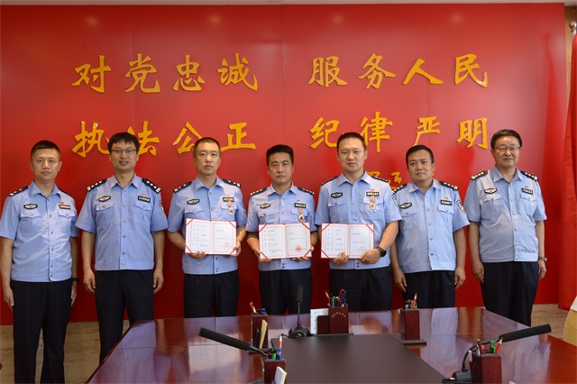 榆林市公安局政治部副主任贾勇一行到靖边县公安局慰问、送奖