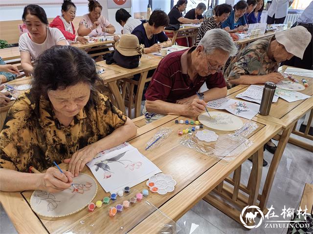 榆阳区崇文路街道学院社区开展“巧手妙心 幸福七夕”手绘团扇活动