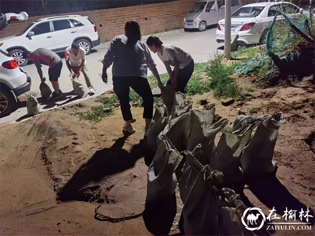 暴雨袭城，榆阳区崇文路街道春苑社区雨中排查隐患守护群众安全