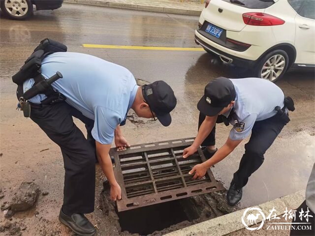 暴雨袭城，榆阳区崇文路街道春苑社区雨中排查隐患守护群众安全