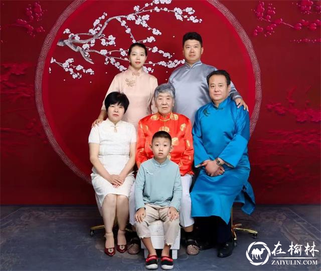 相约七夕，为爱守护！榆阳区驼峰办桃源路社区开展全家福拍摄主题活动