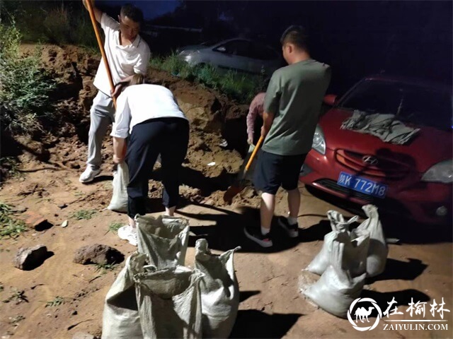 暴雨袭城，榆阳区崇文路街道春苑社区雨中排查隐患守护群众安全