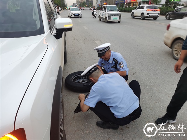 车辆爆胎司机正犯愁 靖边交警伸出援手解民忧