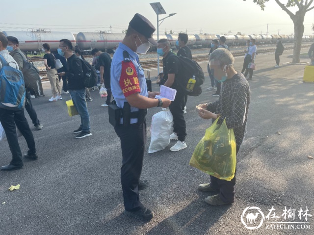 蒲城站派出所民警救助一名流浪男子