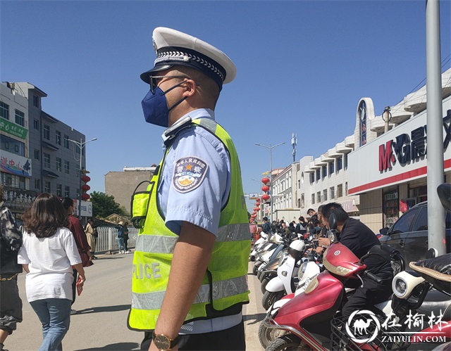 秋季开学首日 靖边交警“护学岗”准时上岗护航平安上学路