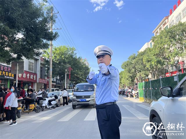 秋季开学首日 靖边交警“护学岗”准时上岗护航平安上学路