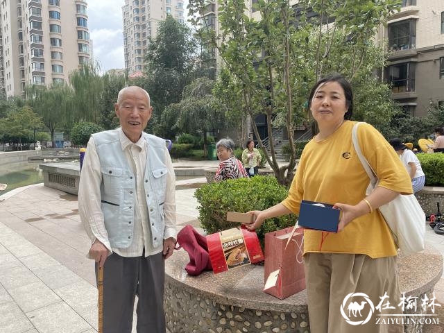 横山区老干局中秋佳节上门慰问老干部