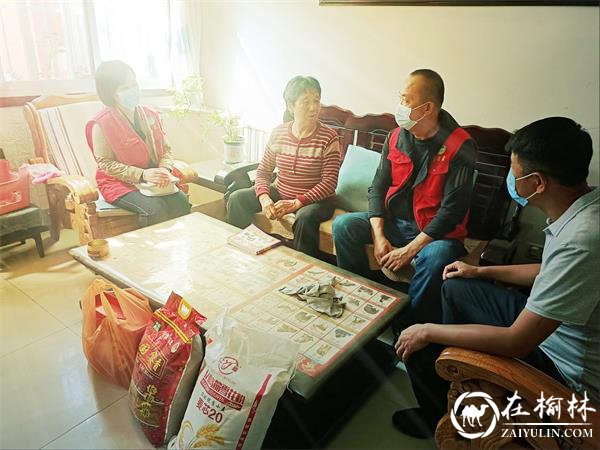 榆阳区崇文路街道春苑社区党支部组织“双报到”单位开展中秋慰问活动