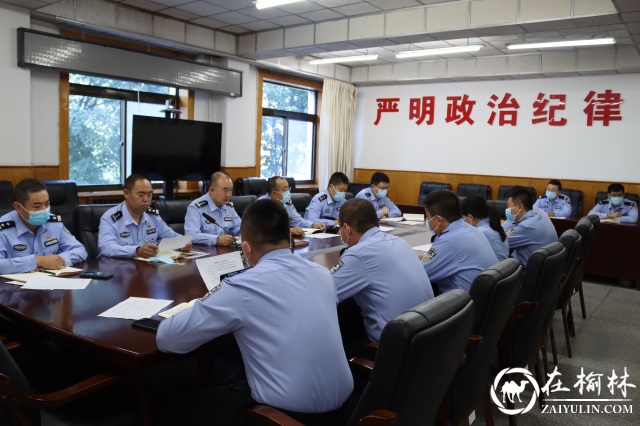 公安榆阳分局巡特警大队组织学习《习近平谈治国理政》(第四卷) 公安榆阳分局巡特警大队组织学习《习近平谈治国理政》(第四卷)