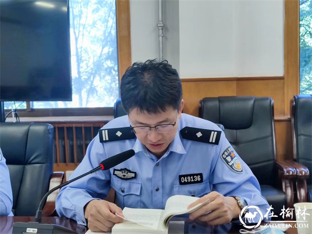 公安榆阳分局巡特警大队组织学习《习近平谈治国理政》(第四卷)
