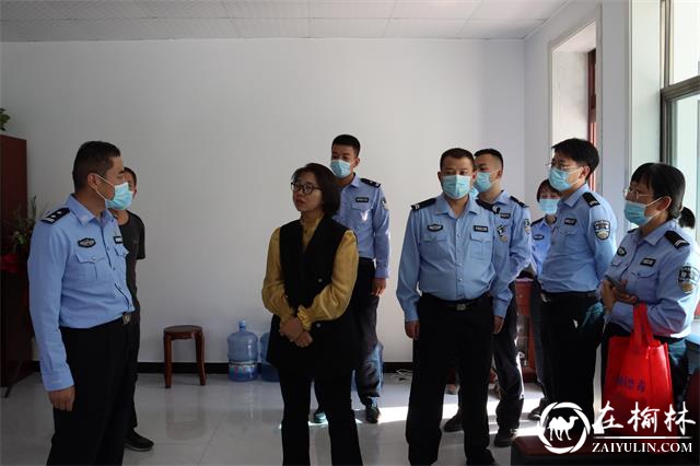 公安榆阳分局巡特警大队到包抓路段巡查创建文明城市工作