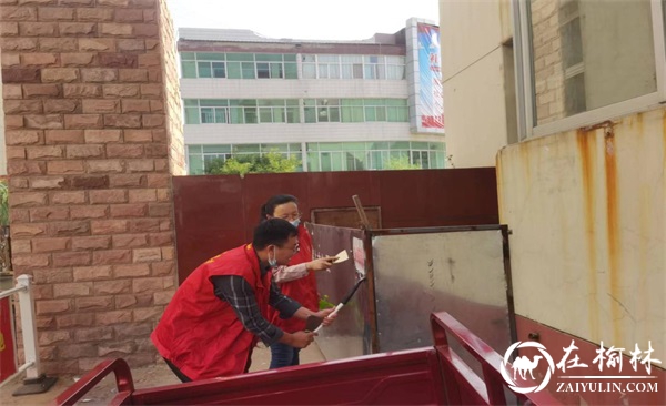 榆林邮政机关第一党支部开展“清理垃圾 美化家园”主题党日活动