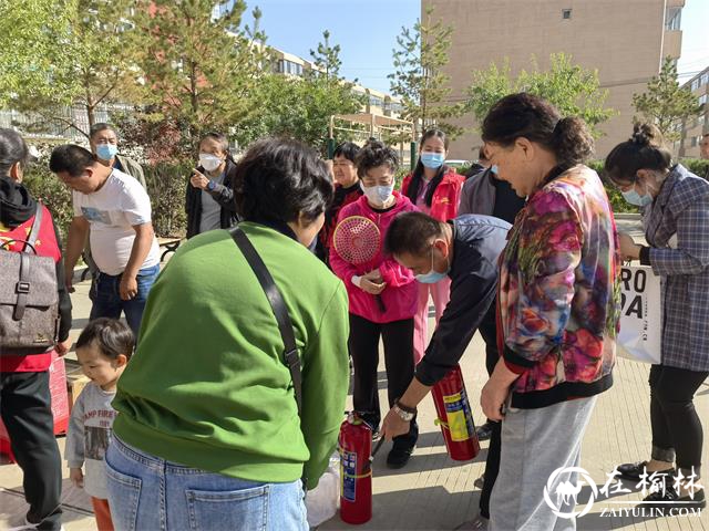 捐赠灭火器108个！芹涧路社区双报到单位助力小区消防安全