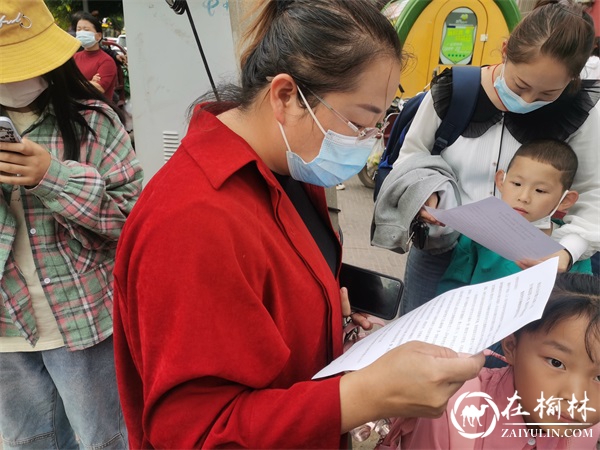 靖边交警利用放学时机“见缝插针”开展交通安全宣传教育活动