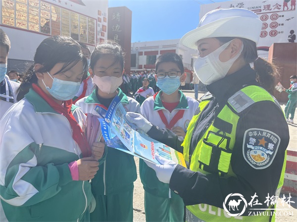 靖边交警利用放学时机“见缝插针”开展交通安全宣传教育活动