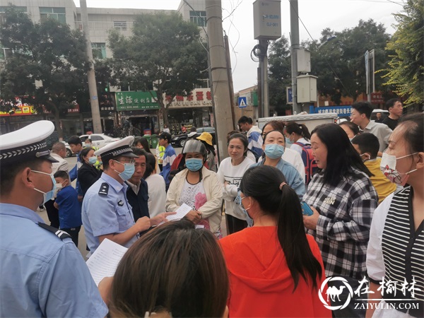 靖边交警利用放学时机“见缝插针”开展交通安全宣传教育活动