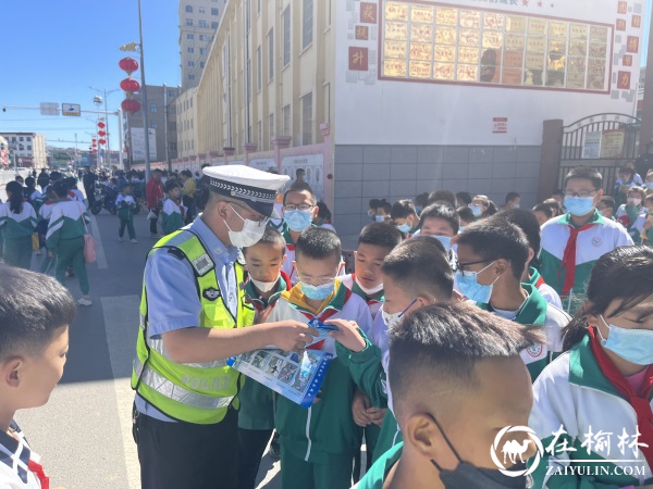 靖边交警利用放学时机“见缝插针”开展交通安全宣传教育活动
