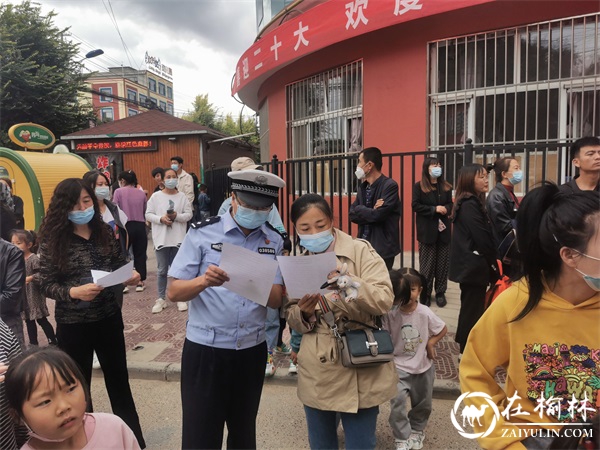 靖边交警利用放学时机“见缝插针”开展交通安全宣传教育活动