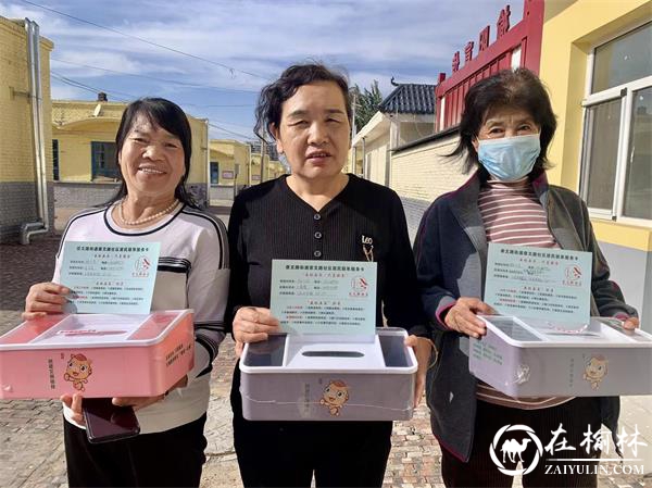 榆阳区崇文路社区为五级五长发放居民联系服务卡