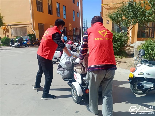 金沙路街道福利路社区：整治小区乱停乱放 助力文明城市创建