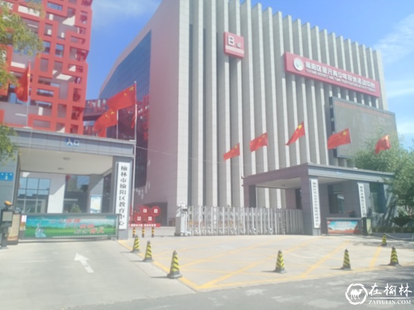 榆阳区金沙路街道福利路社区：挂国旗 迎国庆 最美中国红