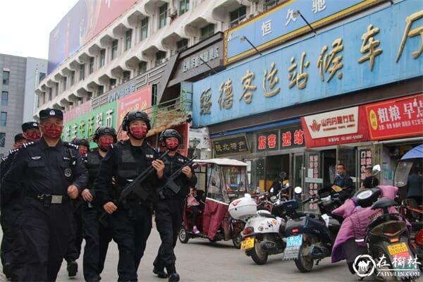 绥德县公安局巡特警大队强化国庆节巡逻 织密社会面防控网