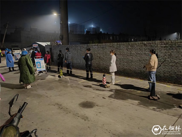 榆阳区崇文路街道春苑社区：核酸点位党旗飘 基层干部勇担当