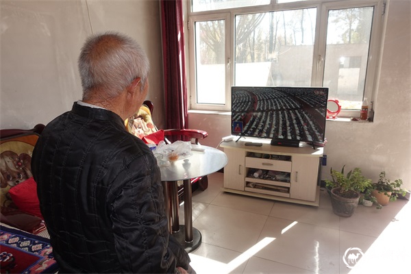 神木市大保当镇党员、群众、学生收看党的二十大开幕会