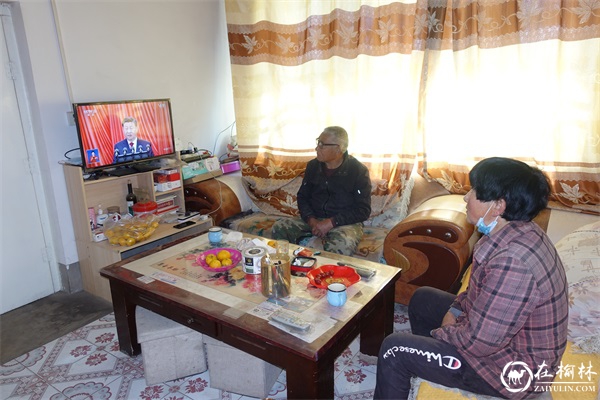 神木市大保当镇党员、群众、学生收看党的二十大开幕会