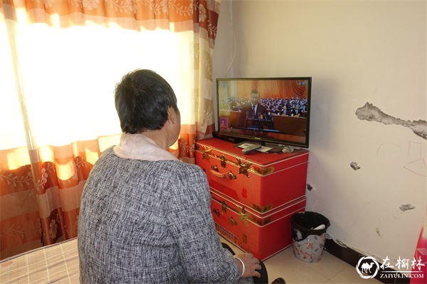 神木市大保当镇党员、群众、学生收看党的二十大开幕会