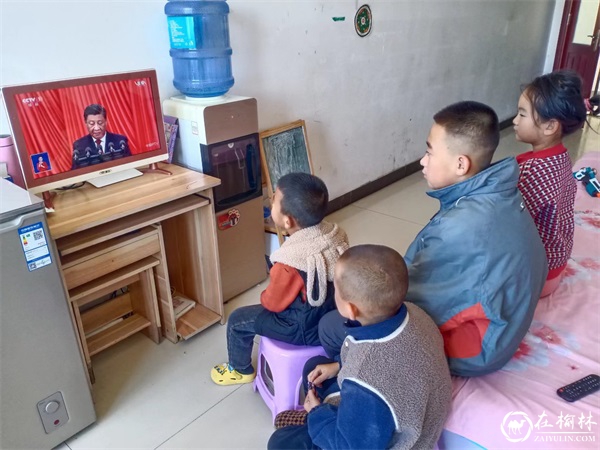 神木市大保当镇党员、群众、学生收看党的二十大开幕会