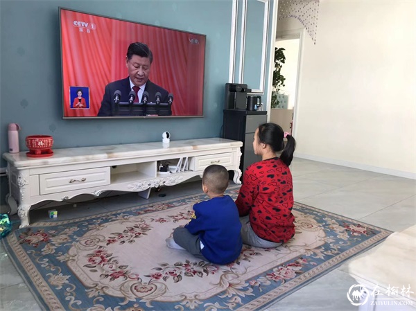 神木市大保当镇党员、群众、学生收看党的二十大开幕会