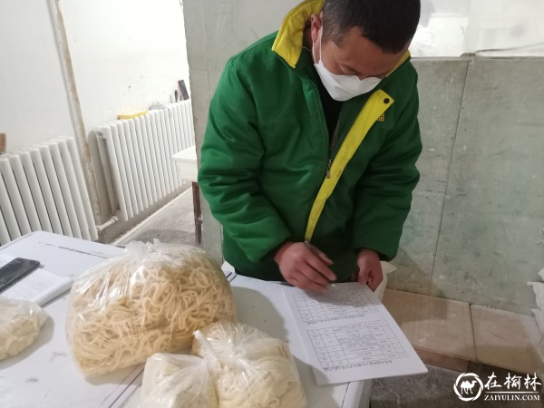 榆阳区崇文路街道春苑社区开展“顶呱呱”市场护卫队环境卫生评比活动