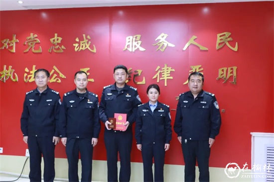 榆林市公安局柳红一行莅临公安经开分局开展送奖活动