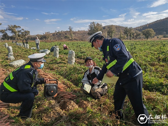 靖边交警交通安全宣传走进乡村“田间地头”