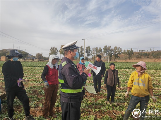 靖边交警交通安全宣传走进乡村“田间地头”